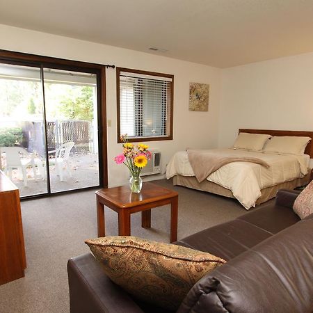 Pioneer Inn & Suites Volcano Bagian luar foto